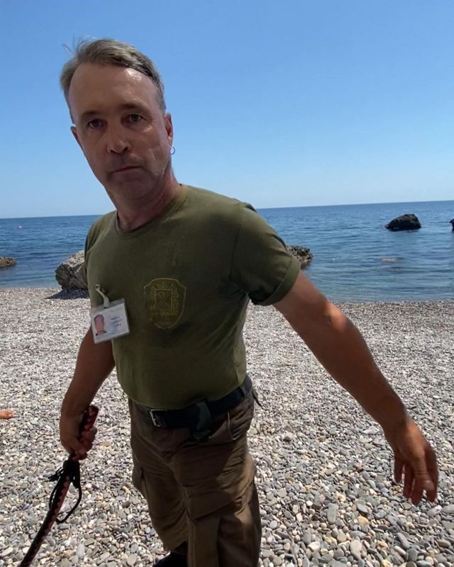 В Крыму казак пытался прогнать отдыхающих с пляжа нагайкой (2 фото)