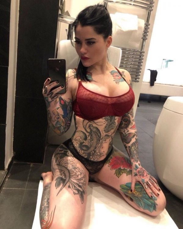 Аврора Париенте устала, что ее сравнивают с Меган Фокс и она решила покрыть тело татуировками (21 фото)