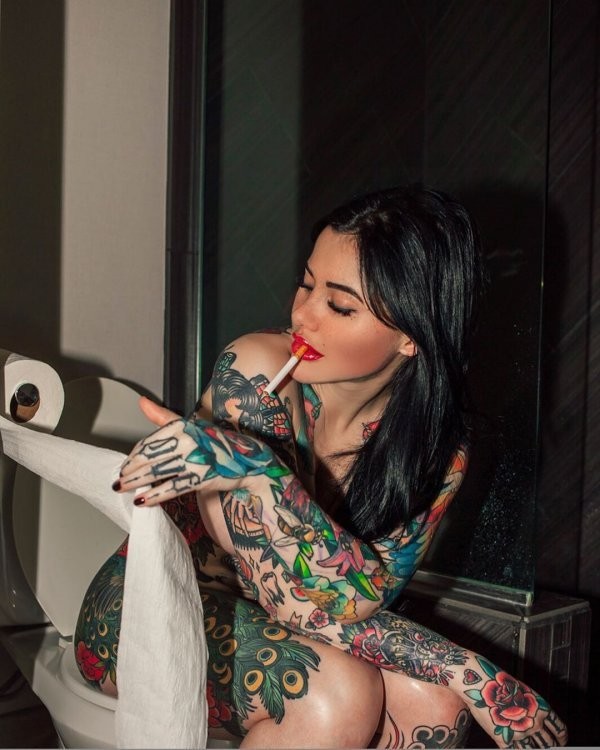 Аврора Париенте устала, что ее сравнивают с Меган Фокс и она решила покрыть тело татуировками (21 фото)