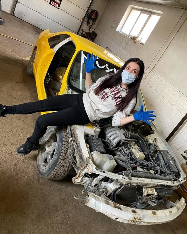 Настя Туман - автомеханик, который починит вашу машину (16 фото)