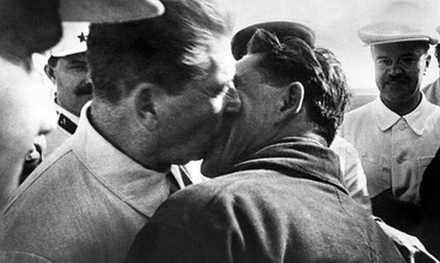 Чиновники СССР, не стеснялись проявлять страсть на публике (10 фото)