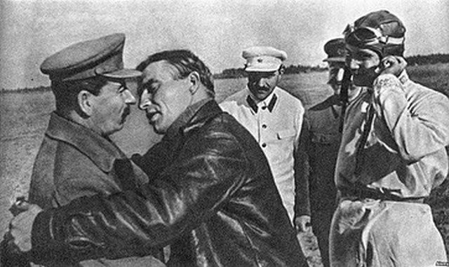 Чиновники СССР, не стеснялись проявлять страсть на публике (10 фото)
