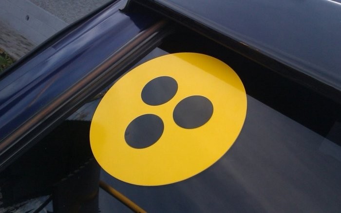 Что означает знак желтого круга с черными точками на стекле (5 фото)
