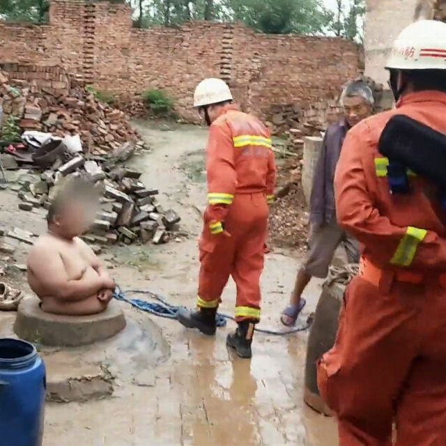 120-килограммовый житель Китая застрял в колодце (2 фото)