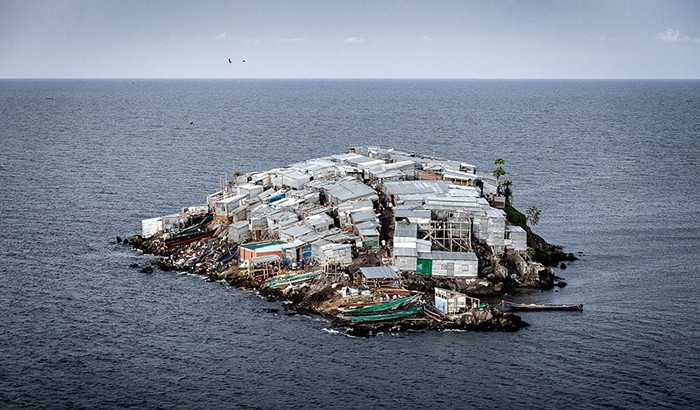 Как живётся людям на самом густонаселённом острове мира (7 фото)