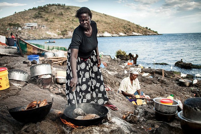 Как живётся людям на самом густонаселённом острове мира (7 фото)