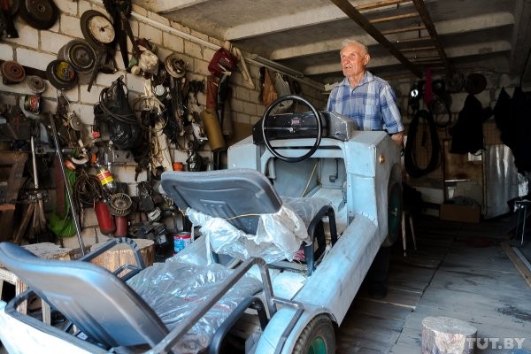 87-летний дедушка из-под Светлогорска сделал электромобиль (12 фото)