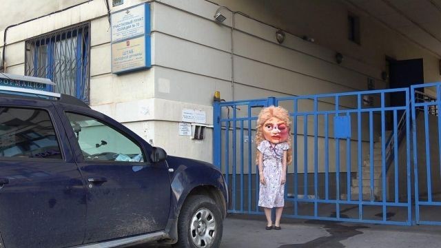 В Москве активистки устроили пугающий перфоманс (5 фото)
