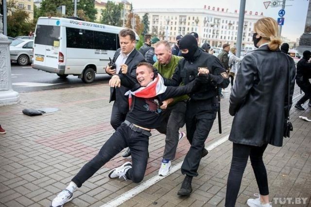 Первое сентября в Белоруссии: митинги и задержание студентов (7 фото)