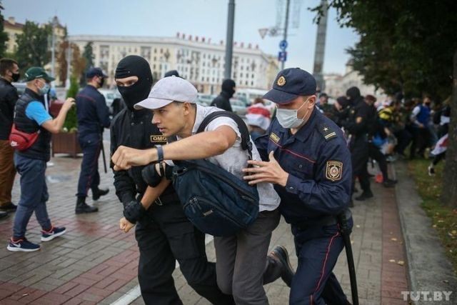 Первое сентября в Белоруссии: митинги и задержание студентов (7 фото)