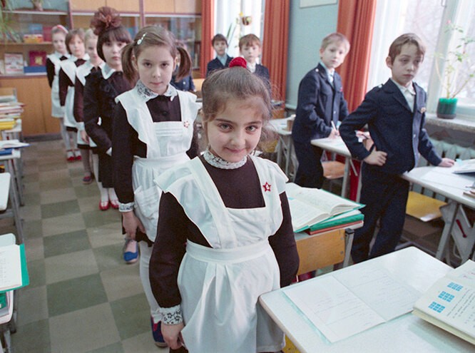 Как менялась школьная форма в России (14 фото)