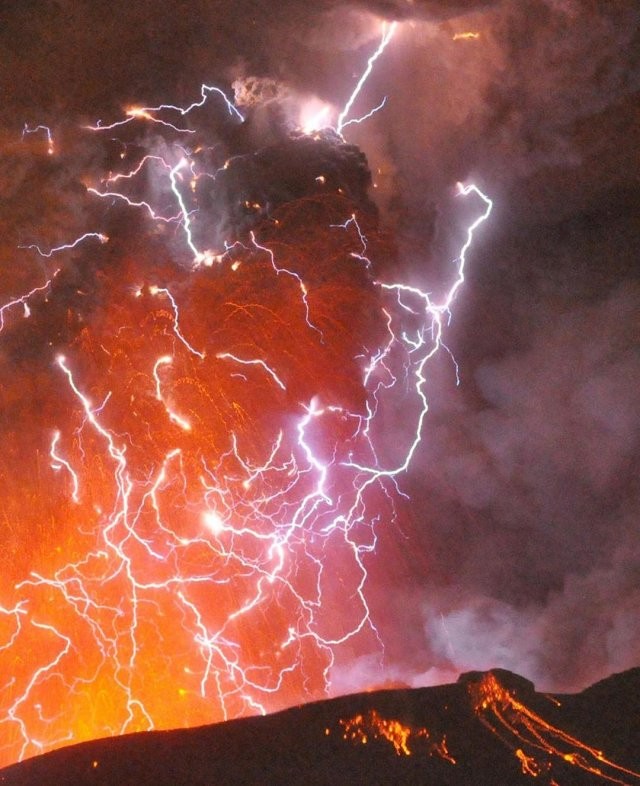 Невероятные фото электрического шторма в облаке пепла (10 фото)