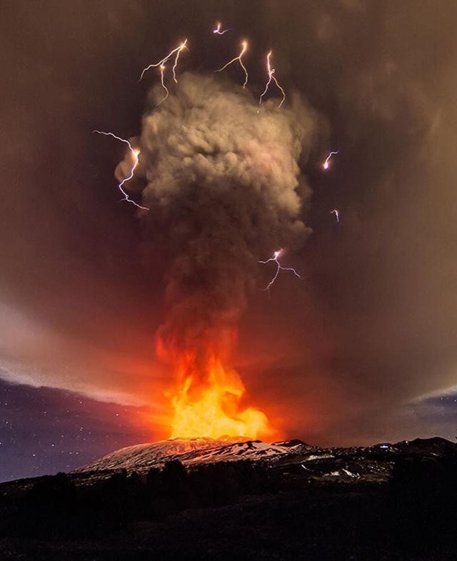 Невероятные фото электрического шторма в облаке пепла (10 фото)
