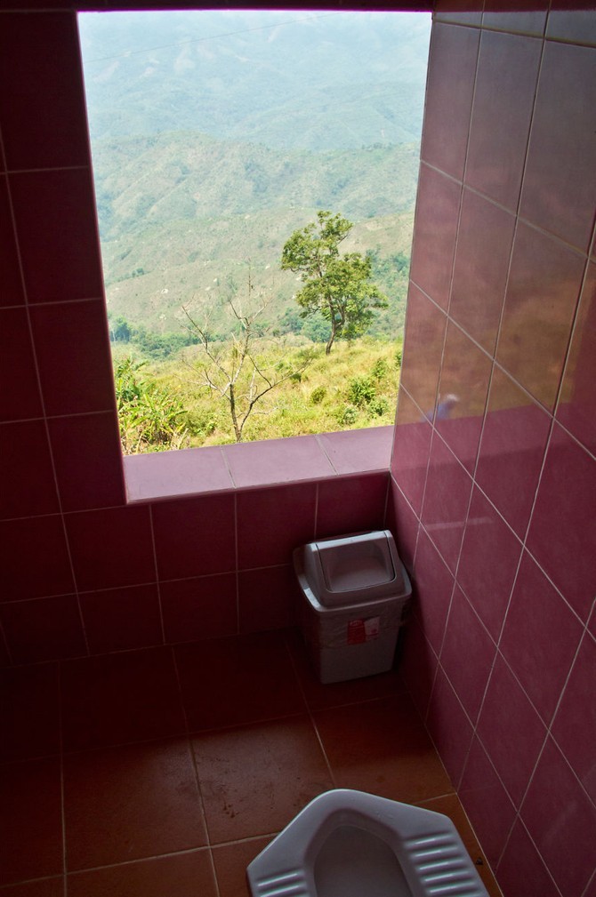 Туалетные комнаты, которые потрясают роскошными видами (20 фото)