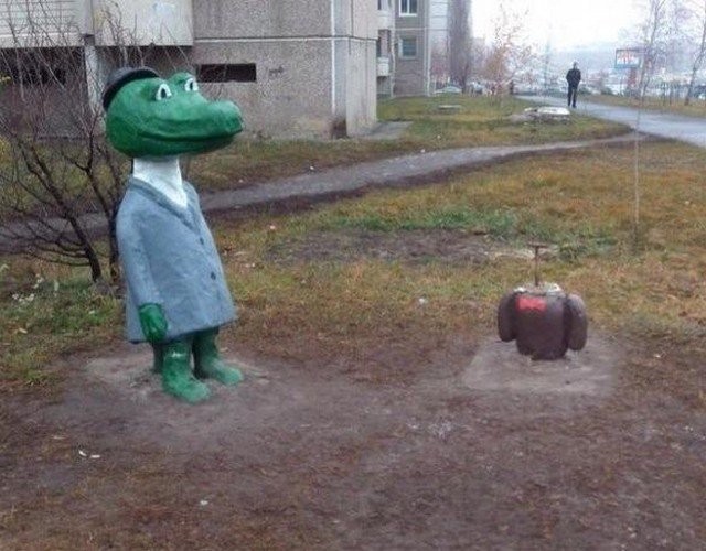Образы Чебурашки и крокодила Гены в оформлении дворов России (20 фото)