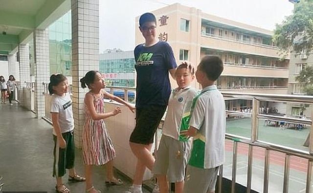 Рен Кей - 14-летний мальчик-великан из Китая, который может стать самым высоким человеком в мире (6 фото)