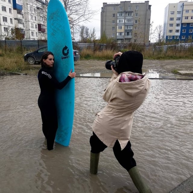 Лужа у дома в Южно-Сахалинске - теперь там катаются девушки на sup-серфинге (14 фото)
