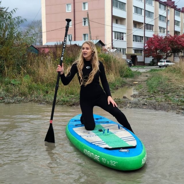 Лужа у дома в Южно-Сахалинске - теперь там катаются девушки на sup-серфинге (14 фото)