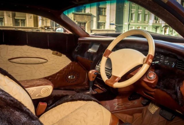 В Москве продали автомобиль Toyota Crown XIV, который полностью обтянут кожей бизона, за 25 миллионов рублей (14 фото)