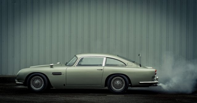 Копию автомобиля Джеймса Бонда Aston Martin DB5 продали за 200 тысяч долларов (21 фото)