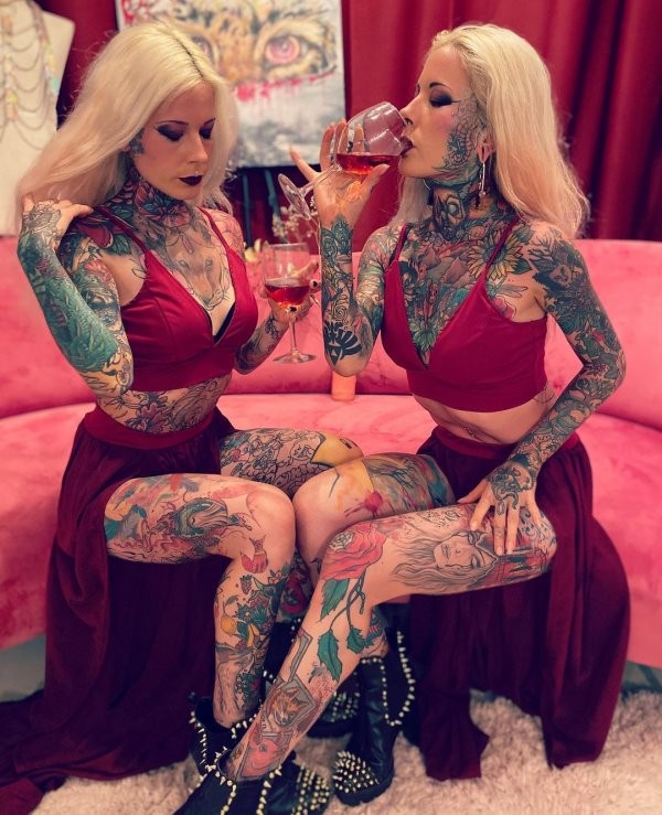 Алина и Алёна - татуированные близняшки из Германии (20 фото)