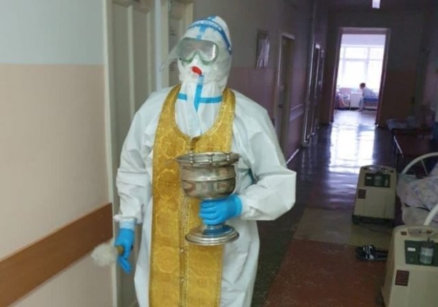 В Алтайском крае священник посетил госпиталь для больных коронавирусом (5 фото)