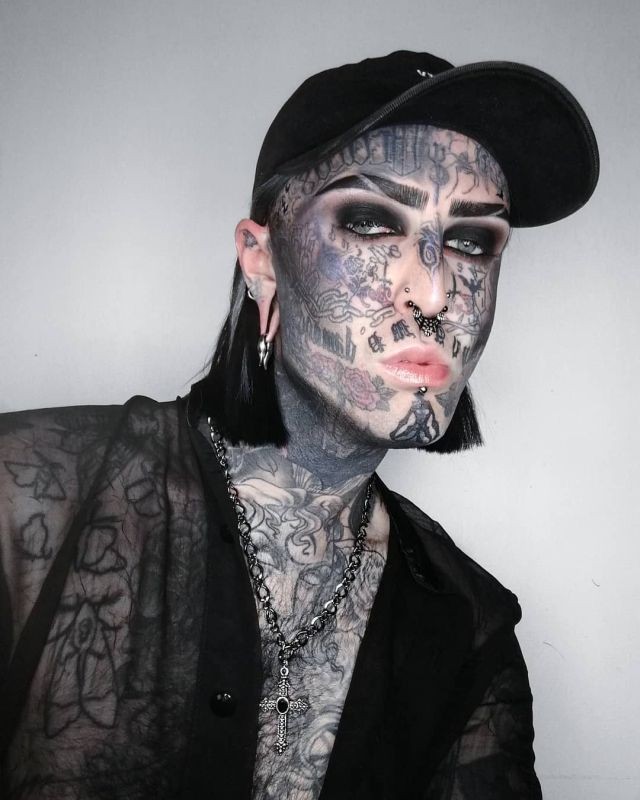 Филипп Ройер - татуировщик, превративший себя в гламурного вампира (15 фото)