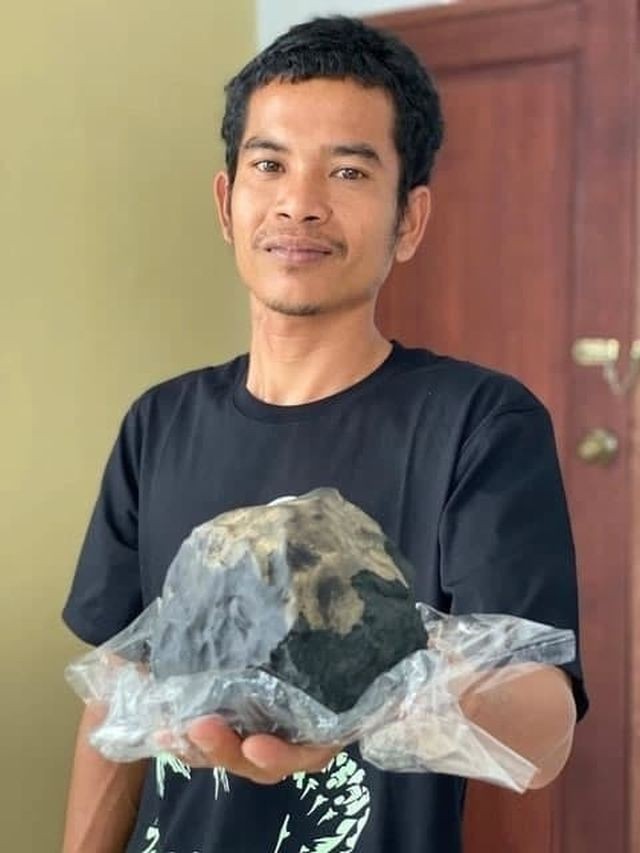 Джошуа Хутагалунг - гробовщик из Индонезии, который стал миллионером после того, как на его дом упал метеорит (4 фото)