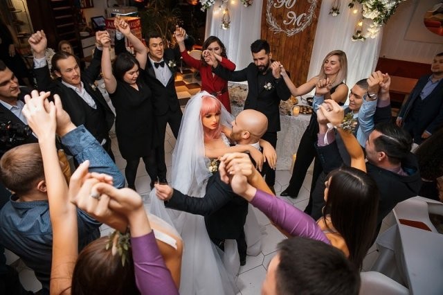 Свадьба года: бодибилдер Юрий Толочко с третьей попытки женился на кукле для взрослых (10 фото)