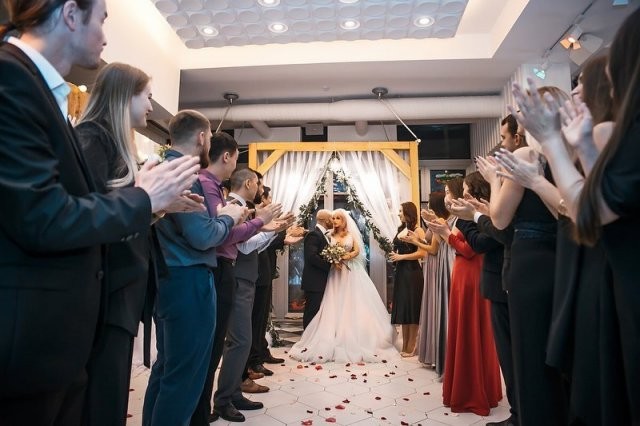 Свадьба года: бодибилдер Юрий Толочко с третьей попытки женился на кукле для взрослых (10 фото)