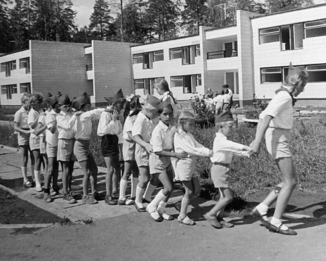 Детство в пионерских лагерях времен СССР (15 фото)