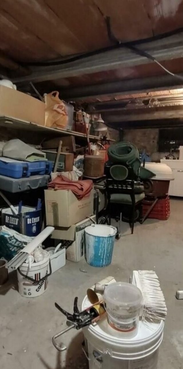 Итальянцы нашли в новом доме тайную комнату, спрятанную под лестницей (3 фото)