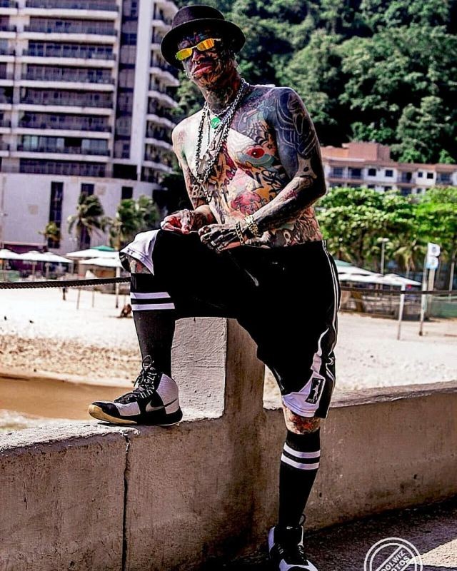 Марсело де Соуза Рибейро - мужчина из Бразилии, который чуть не лишился зрения из-за любви к татуировкам (15 фото)
