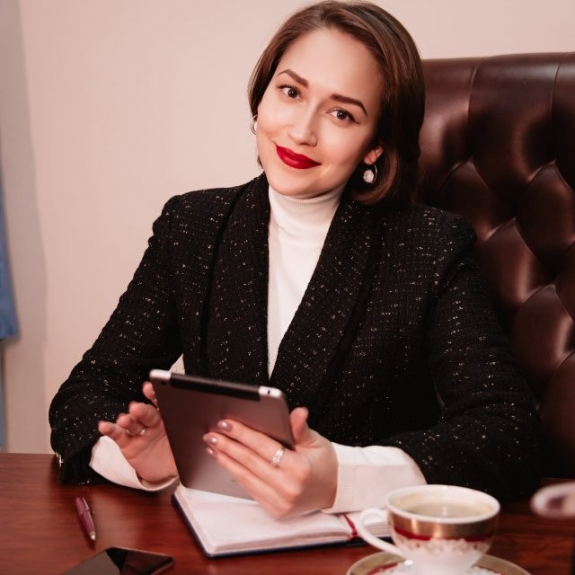 Ирина Высоких: чиновница, которую якутский депутат обвинил в слишком глубоком декольте (12 фото)