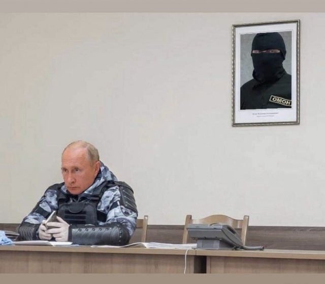 Силовик, сфотографированный напротив портрета Владимира Путина, стал героем фотожаб (23 фото)