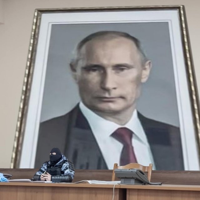 Силовик, сфотографированный напротив портрета Владимира Путина, стал героем фотожаб (23 фото)