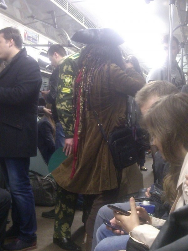 Модники и чудаки из метро (20 фото)