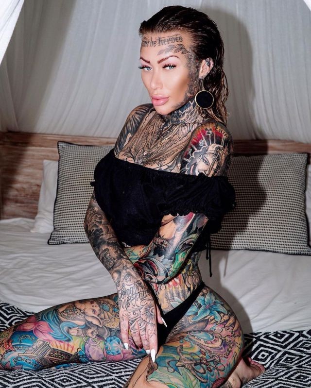 Беки Холт - самая татуированная девушка в Великобритании (15 фото)