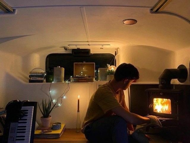 Парень с девушкой превратили двухэтажный автобус в отличный дом (20 фото)