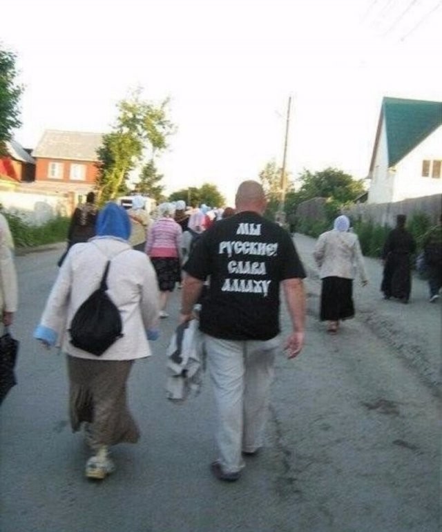 Люди, которые любят футболки с нелепыми надписями (15 фото)