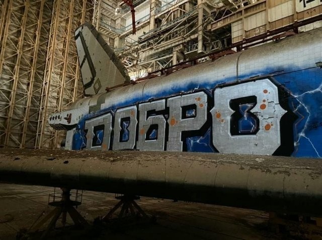 Граффитисты пробрались на Байконур и разрисовали недостроенный космический шаттл «Буран» (4 фото)