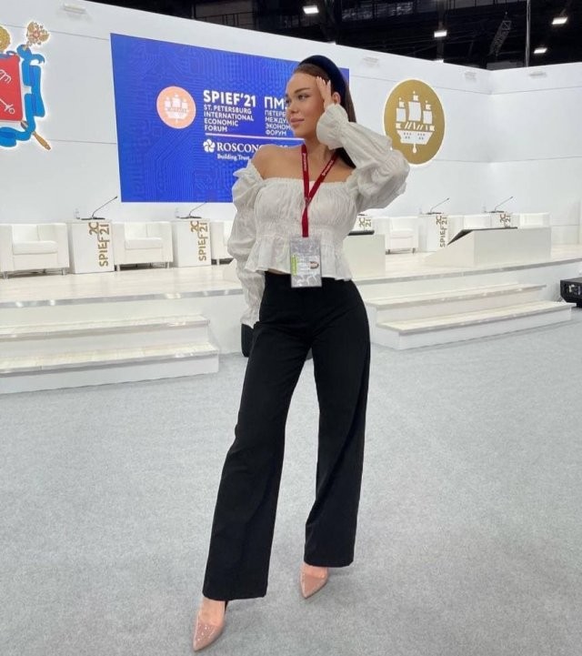 Девушки Петербургского международного экономического форума (ПМЭФ-2021) (12 фото)