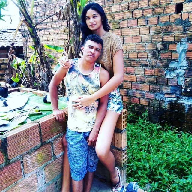 Парень начал встречаться с моделью по имени Элисане Сильва, которая на 41 сантиметр выше него (13 фото)