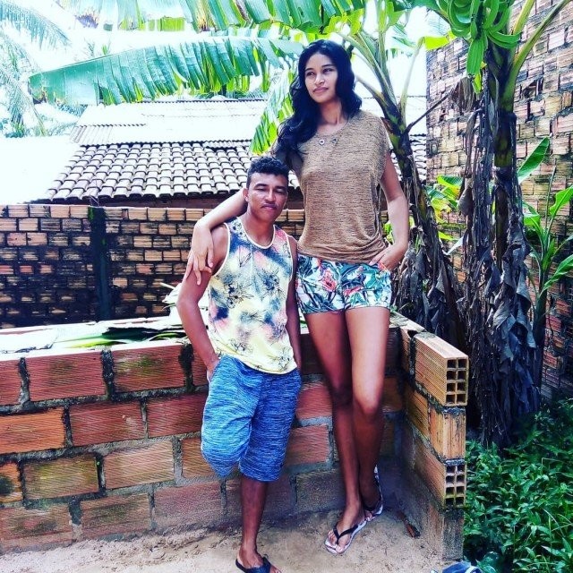 Парень начал встречаться с моделью по имени Элисане Сильва, которая на 41 сантиметр выше него (13 фото)