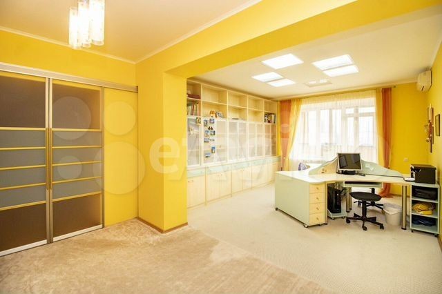 Квартирный вопрос: скромная 7-комнатная квартира рядового чиновника за 46 миллионов рублей (13 фото)
