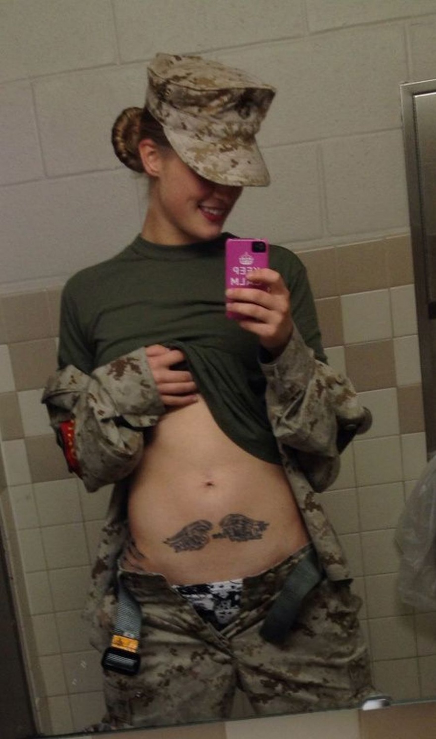 Сексуальные девушки в военной форме (15 фото)