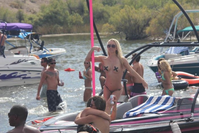 Как девушки отдыхают на озере Хавасу только топлес (67 фото)