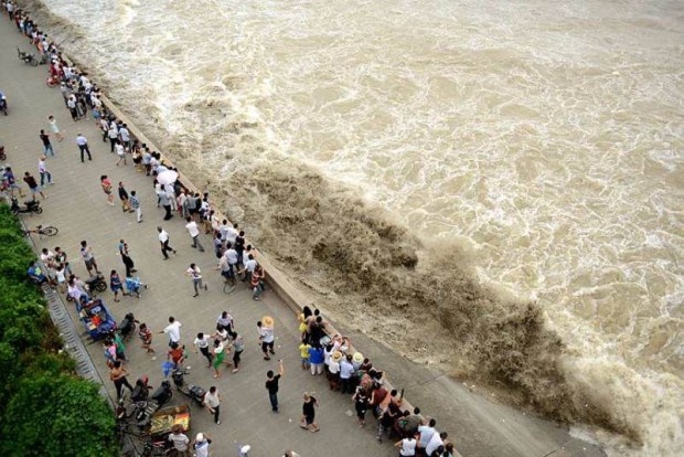 Огромная приливная волна в Ханчжоу (20 фото)