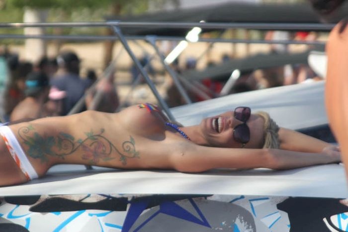 Как девушки отдыхают на озере Хавасу только топлес (67 фото)