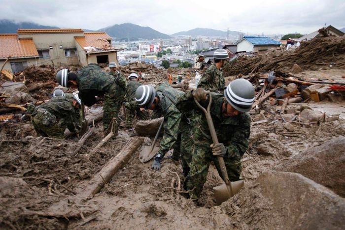 Как сокрушительные оползни разрушили Хиросиму (26 фото)